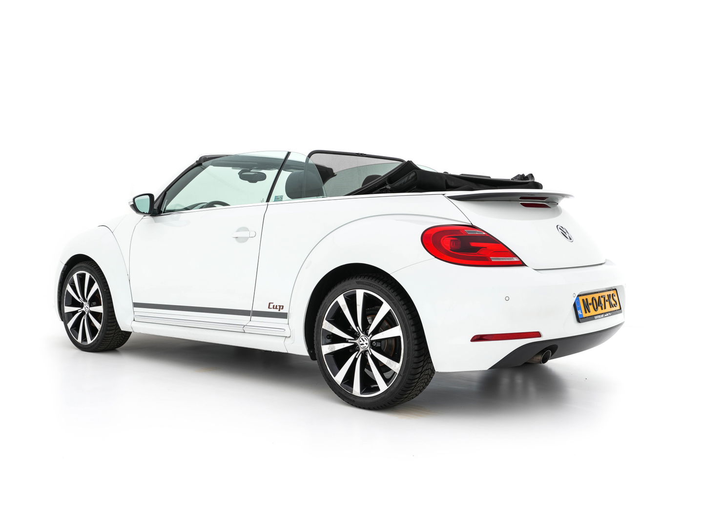 Volkswagen Beetle Cabriolet 1.6 TDI Design Cup Aut. *LUXURY-LEATHER | FENDER-AUDIO | CARPLAY | COMFORT-SEATS | HEATED-SEATS | ECC | SHIFTPADDLES | PDC | AIRSCARF | CRUISE | 19''ALU*