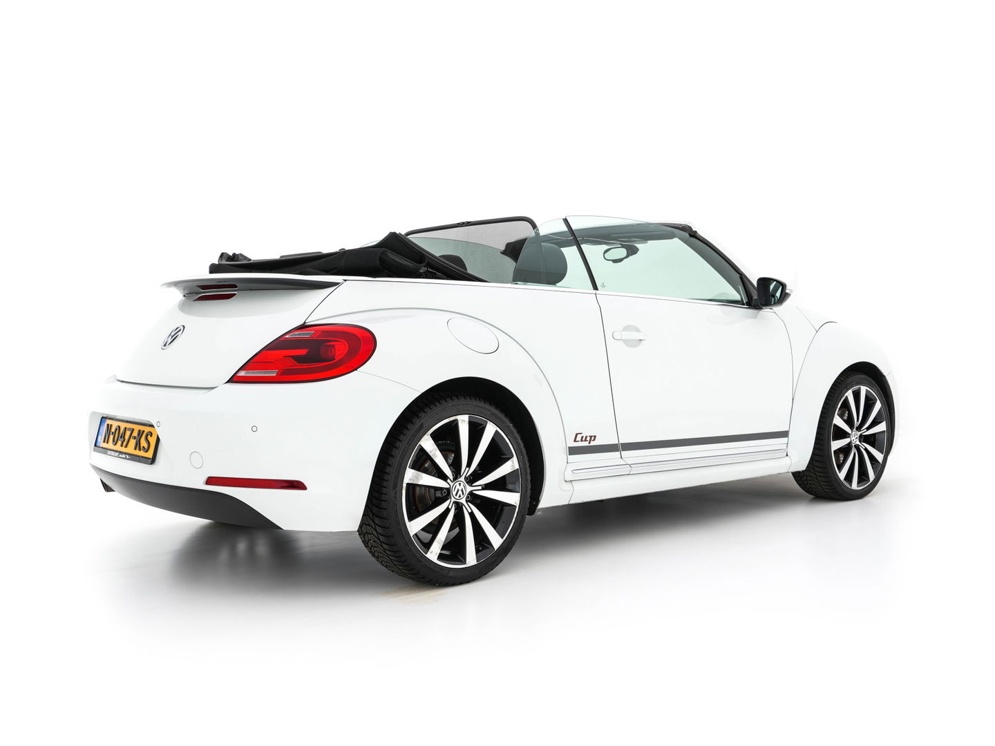 Volkswagen Beetle Cabriolet 1.6 TDI Design Cup Aut. *LUXURY-LEATHER | FENDER-AUDIO | CARPLAY | COMFORT-SEATS | HEATED-SEATS | ECC | SHIFTPADDLES | PDC | AIRSCARF | CRUISE | 19''ALU*