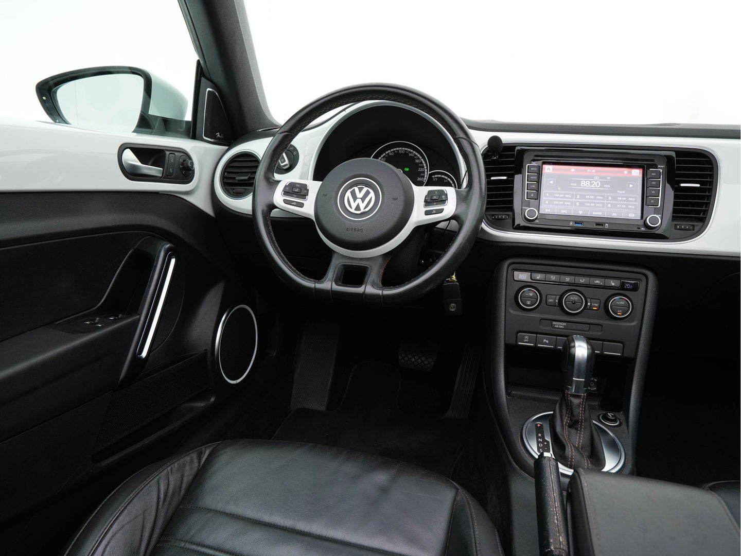 Volkswagen Beetle Cabriolet 1.6 TDI Design Cup Aut. *LUXURY-LEATHER | FENDER-AUDIO | CARPLAY | COMFORT-SEATS | HEATED-SEATS | ECC | SHIFTPADDLES | PDC | AIRSCARF | CRUISE | 19''ALU*
