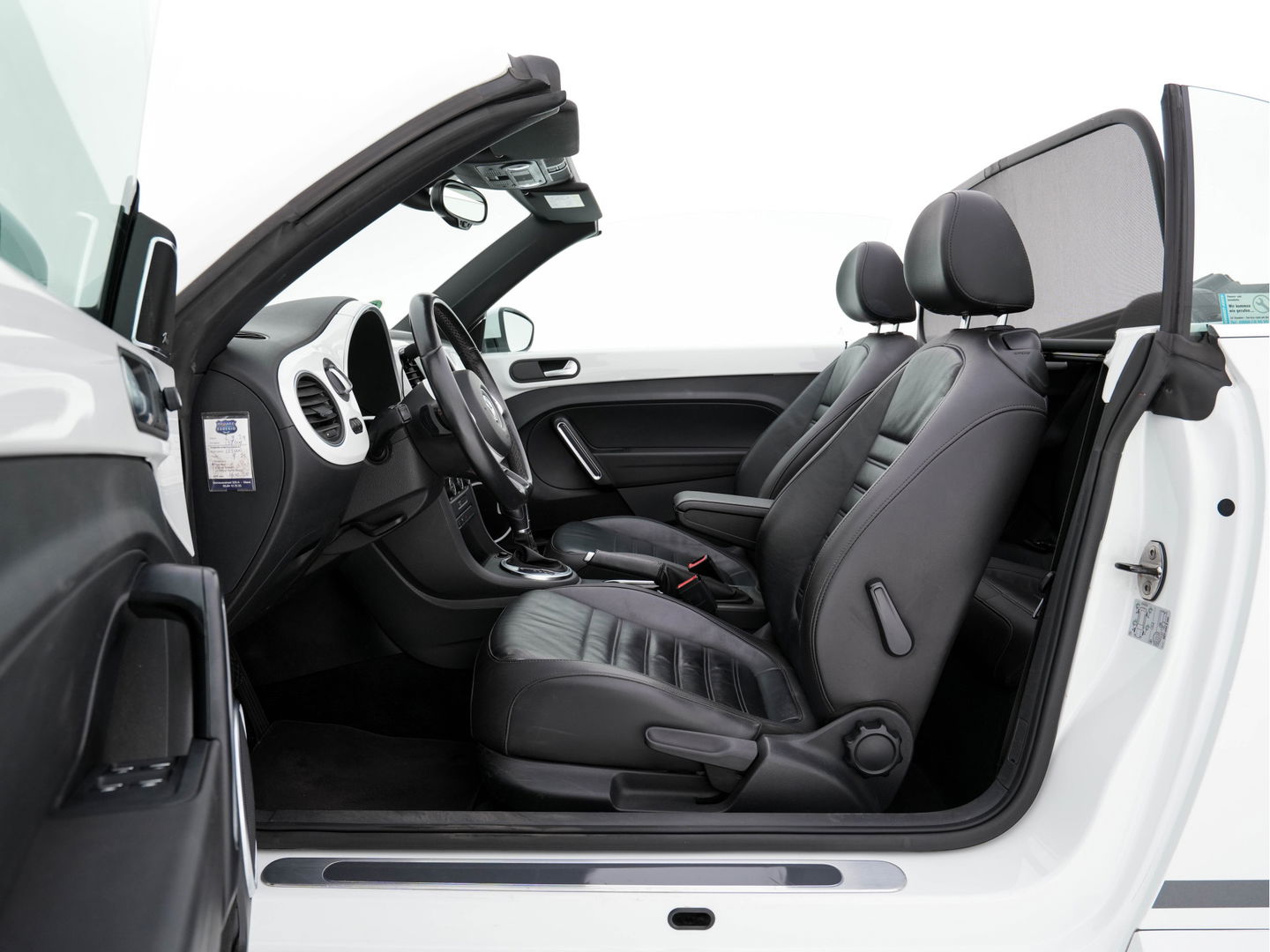 Volkswagen Beetle Cabriolet 1.6 TDI Design Cup Aut. *LUXURY-LEATHER | FENDER-AUDIO | CARPLAY | COMFORT-SEATS | HEATED-SEATS | ECC | SHIFTPADDLES | PDC | AIRSCARF | CRUISE | 19''ALU*