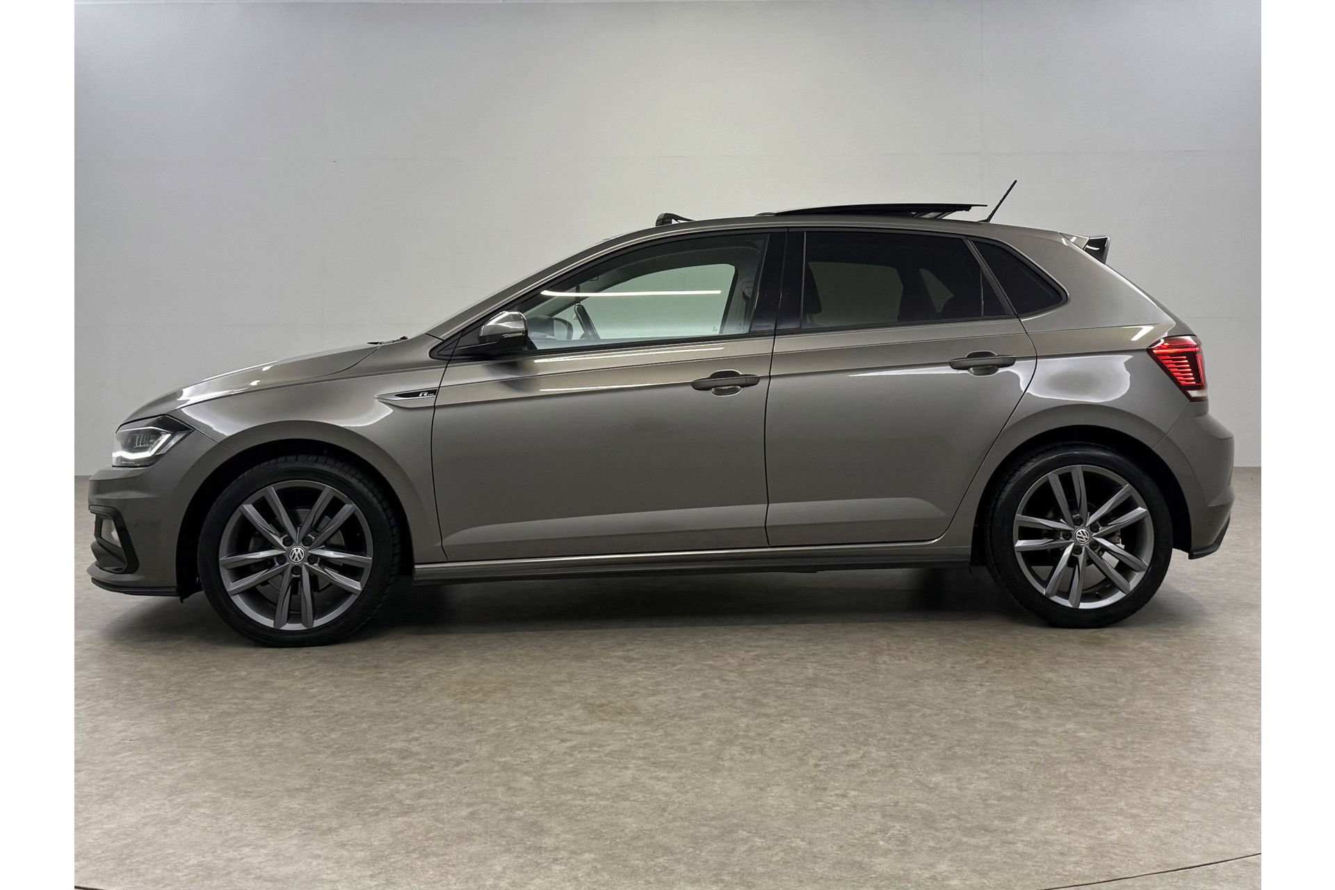 Volkswagen Polo 1.5 TSI R-line | 150PK | DSG | Panoramadak | LED | ACC | Carplay | 17"LMV