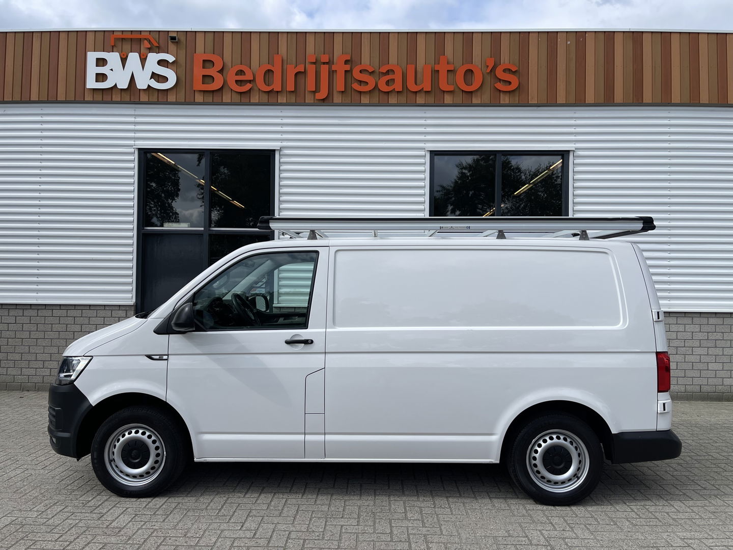 Volkswagen Transporter 2.0 TDI 102pk L1H1 Trendline / vaste prijs rijklaar € 14.950 ex btw / lease vanaf € 329 / airco / cruise / bijrijdersbank / imperial / ingerichte laadruimte met sloten !