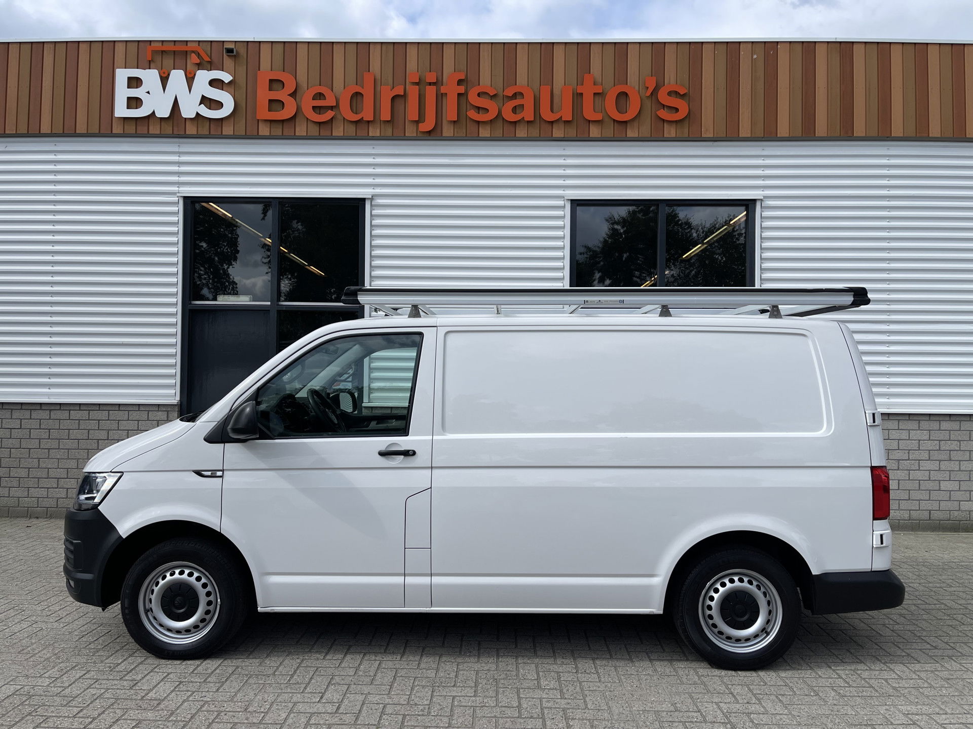 Volkswagen Transporter 2.0 TDI 102pk L1H1 Trendline / vaste prijs rijklaar € 14.950 ex btw / lease vanaf € 329 / airco / cruise / bijrijdersbank / imperial / ingerichte laadruimte met sloten !