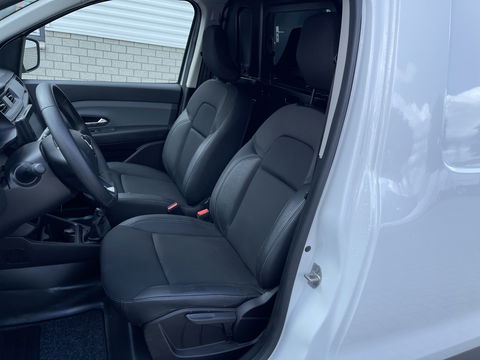 Renault Express 1.5 dCi 75 Comfort + / vaste prijs rijklaar € 12.950 ex btw / lease vanaf € 218 / airco / cruise / apple carplay / schuifdeur / half leer / armsteun / euro 6 / bpm vrij