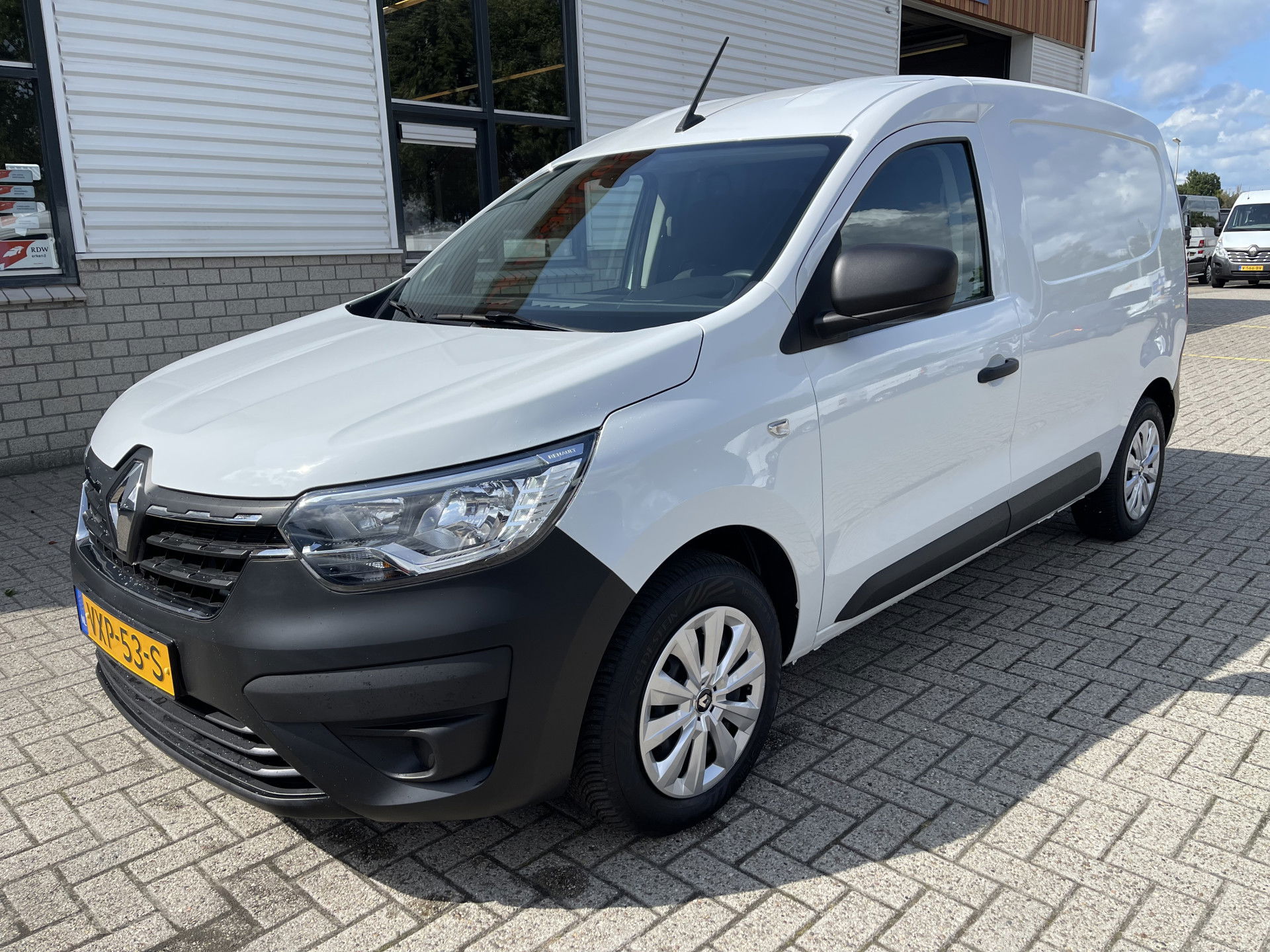 Renault Express 1.5 dCi 75 Comfort + / vaste prijs rijklaar € 12.950 ex btw / lease vanaf € 218 / airco / cruise / apple carplay / schuifdeur / half leer / armsteun / euro 6 / bpm vrij