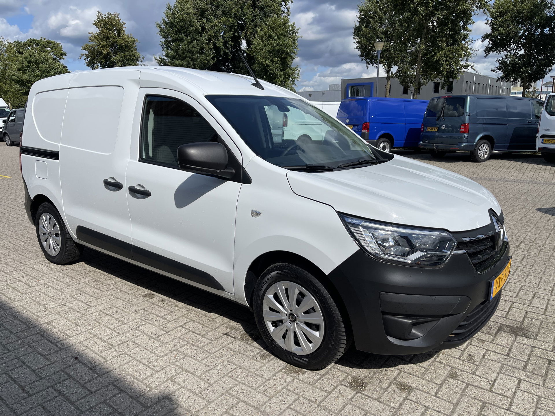 Renault Express 1.5 dCi 75 Comfort + / vaste prijs rijklaar € 12.950 ex btw / lease vanaf € 218 / airco / cruise / apple carplay / schuifdeur / half leer / armsteun / euro 6 / bpm vrij