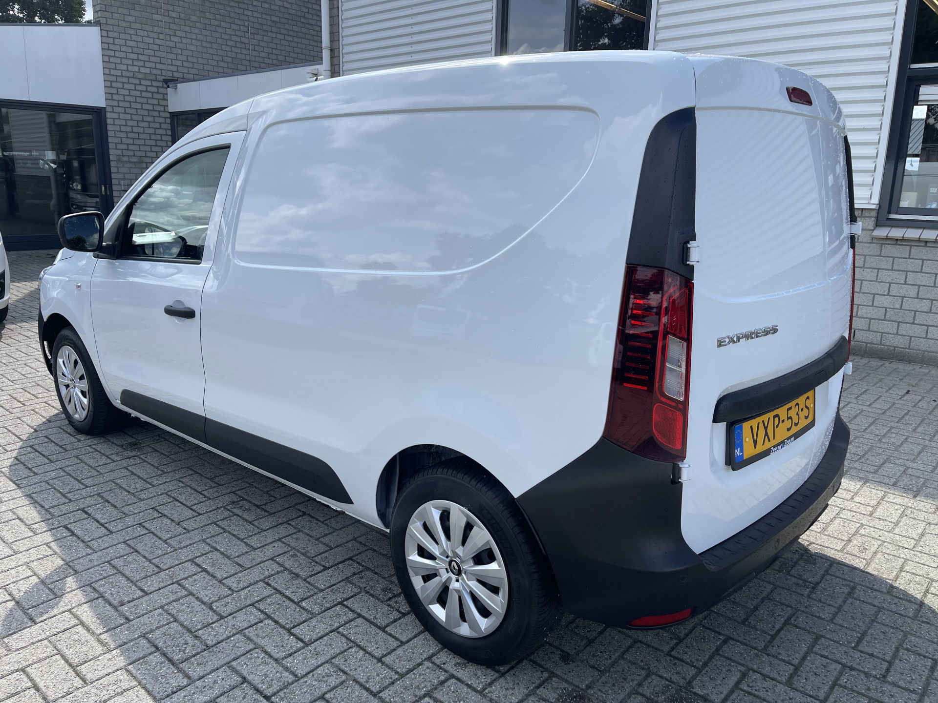 Renault Express 1.5 dCi 75 Comfort + / vaste prijs rijklaar € 12.950 ex btw / lease vanaf € 218 / airco / cruise / apple carplay / schuifdeur / half leer / armsteun / euro 6 / bpm vrij