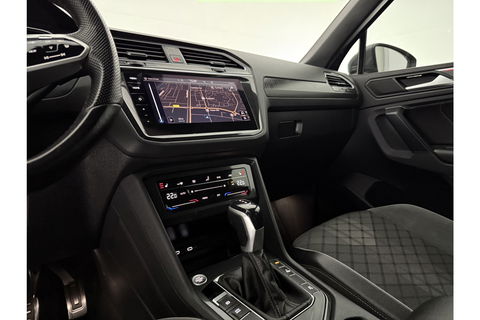 Volkswagen Tiguan 1.4 TSI eHybrid 225PK R-Line | 360° Camera | Sfeerverl. | IQ LED | Carplay | Virtual Cockpit | Trekhaak | 19"LMV