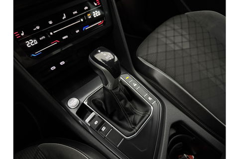 Volkswagen Tiguan 1.4 TSI eHybrid 225PK R-Line | 360° Camera | Sfeerverl. | IQ LED | Carplay | Virtual Cockpit | Trekhaak | 19"LMV