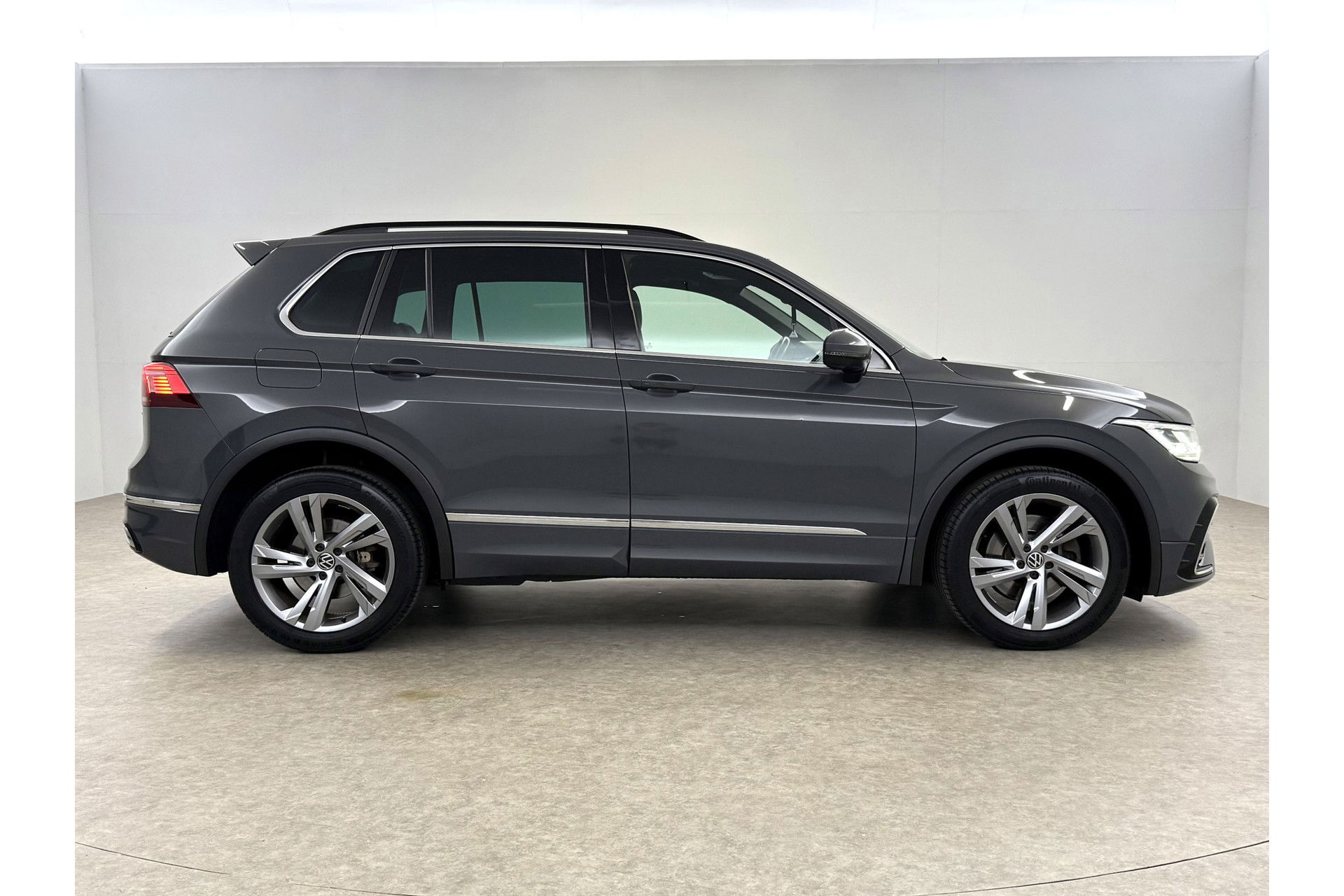 Volkswagen Tiguan 1.4 TSI eHybrid 225PK R-Line | 360° Camera | Sfeerverl. | IQ LED | Carplay | Virtual Cockpit | Trekhaak | 19"LMV