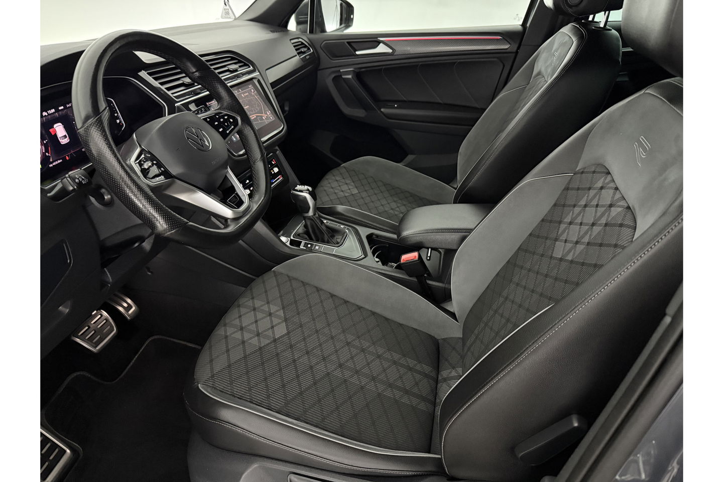 Volkswagen Tiguan 1.4 TSI eHybrid 225PK R-Line | 360° Camera | Sfeerverl. | IQ LED | Carplay | Virtual Cockpit | Trekhaak | 19"LMV