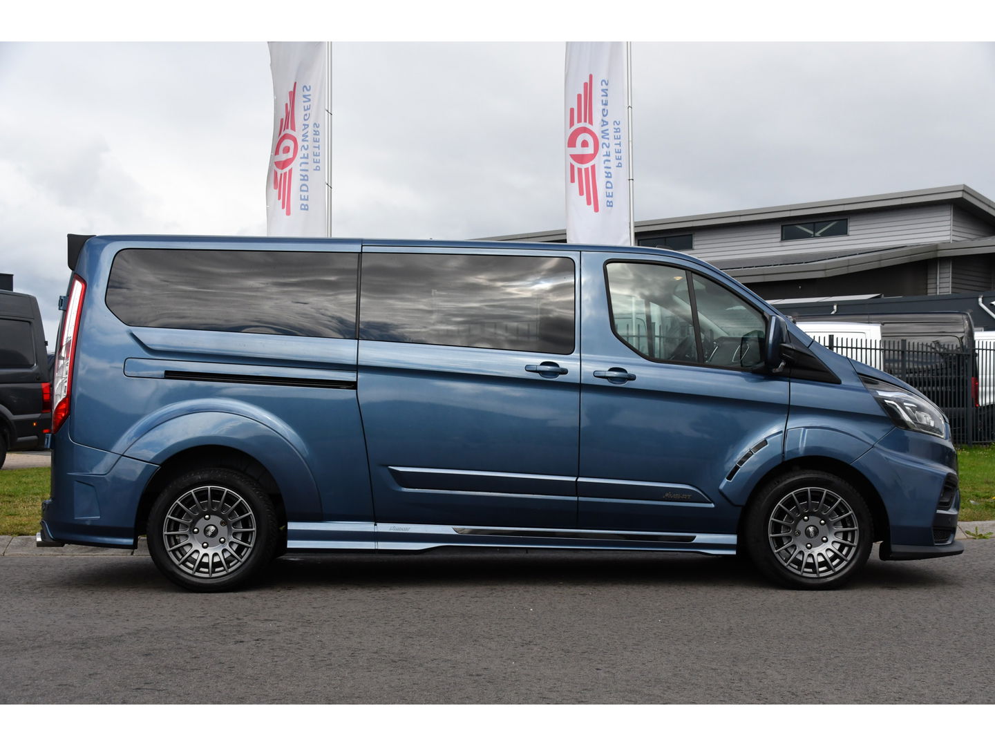 Ford Transit Custom 320 2.0 TDCI L2H1 MS-RT DC Full Options! Adaptieve Cruise, Camera, Carplay, 185PK, Xenon, Automaat, Leder, Stoelverwarming, Trekhaak, Uniek!