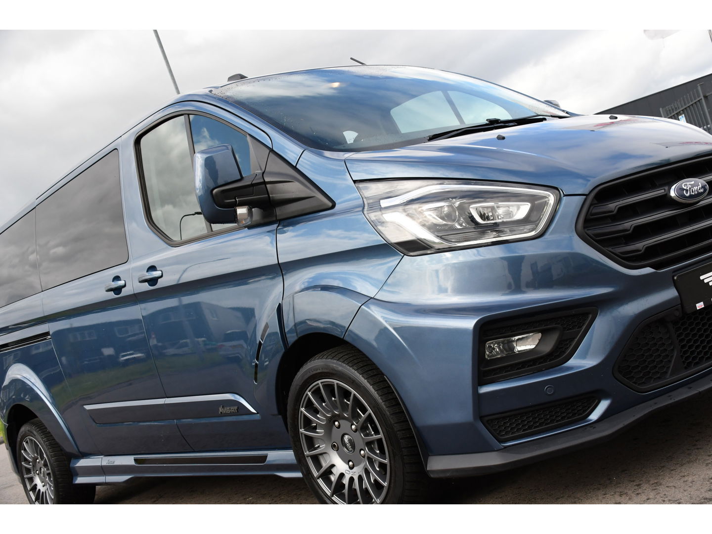 Ford Transit Custom 320 2.0 TDCI L2H1 MS-RT DC Full Options! Adaptieve Cruise, Camera, Carplay, 185PK, Xenon, Automaat, Leder, Stoelverwarming, Trekhaak, Uniek!