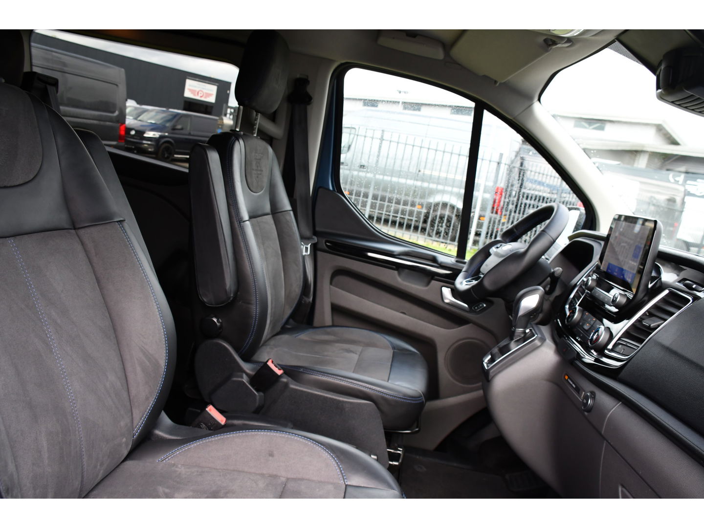 Ford Transit Custom 320 2.0 TDCI L2H1 MS-RT DC Full Options! Adaptieve Cruise, Camera, Carplay, 185PK, Xenon, Automaat, Leder, Stoelverwarming, Trekhaak, Uniek!