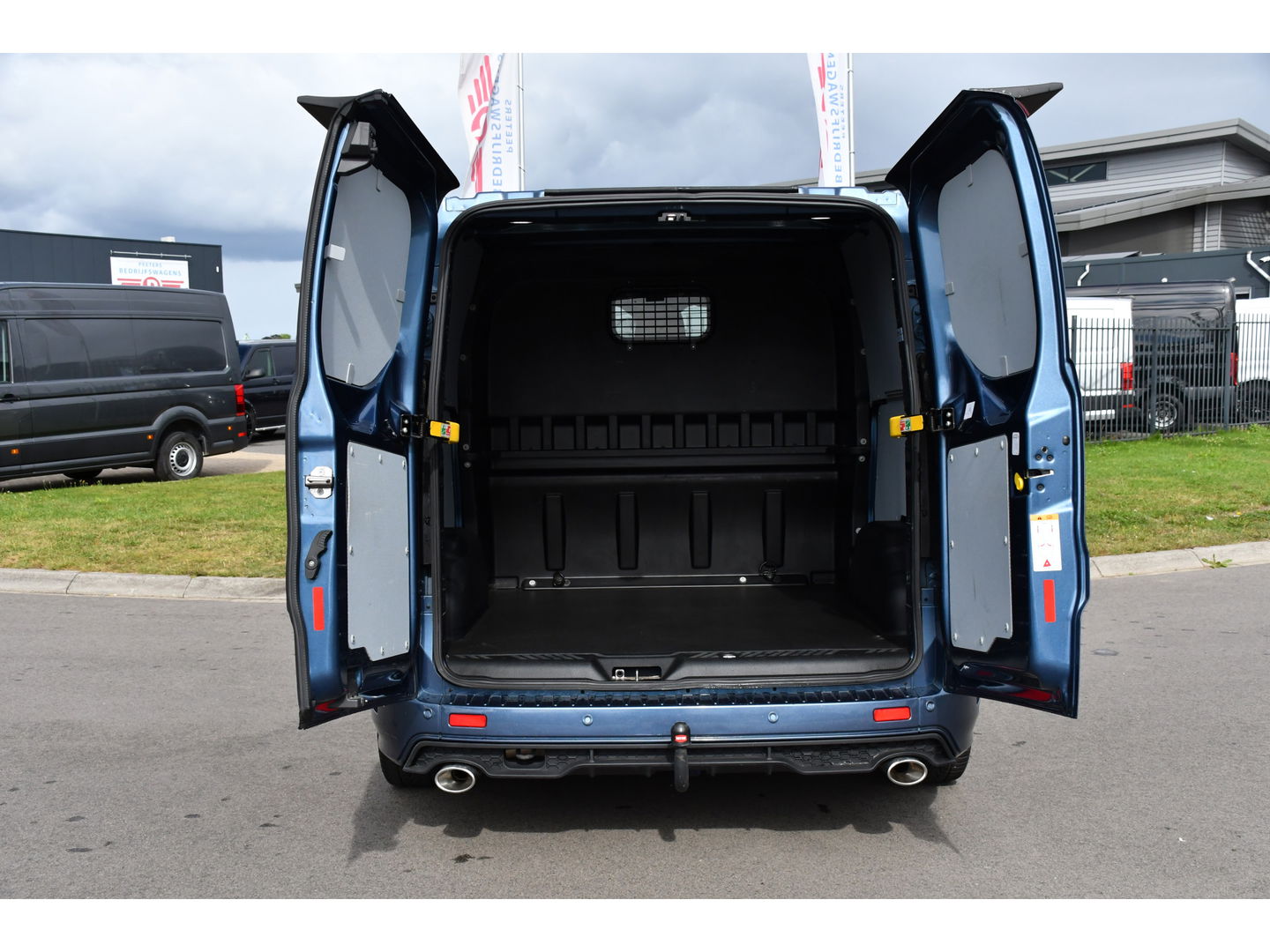 Ford Transit Custom 320 2.0 TDCI L2H1 MS-RT DC Full Options! Adaptieve Cruise, Camera, Carplay, 185PK, Xenon, Automaat, Leder, Stoelverwarming, Trekhaak, Uniek!