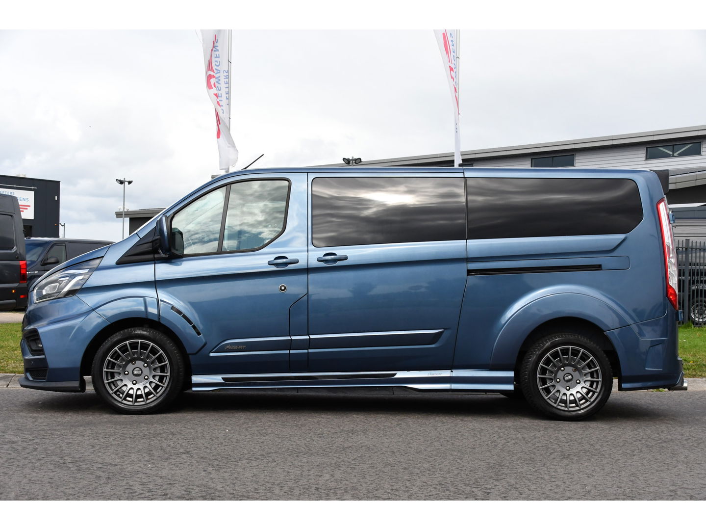 Ford Transit Custom 320 2.0 TDCI L2H1 MS-RT DC Full Options! Adaptieve Cruise, Camera, Carplay, 185PK, Xenon, Automaat, Leder, Stoelverwarming, Trekhaak, Uniek!