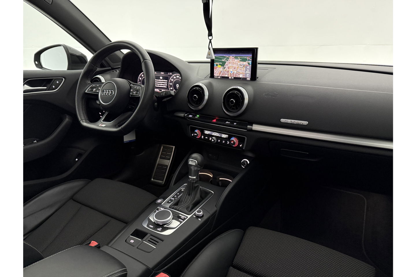 Audi A3 40 e-tron 225PK S-line | Panoramadak | LED | Virtual Cockpit | ACC | Carplay | 18"LMV