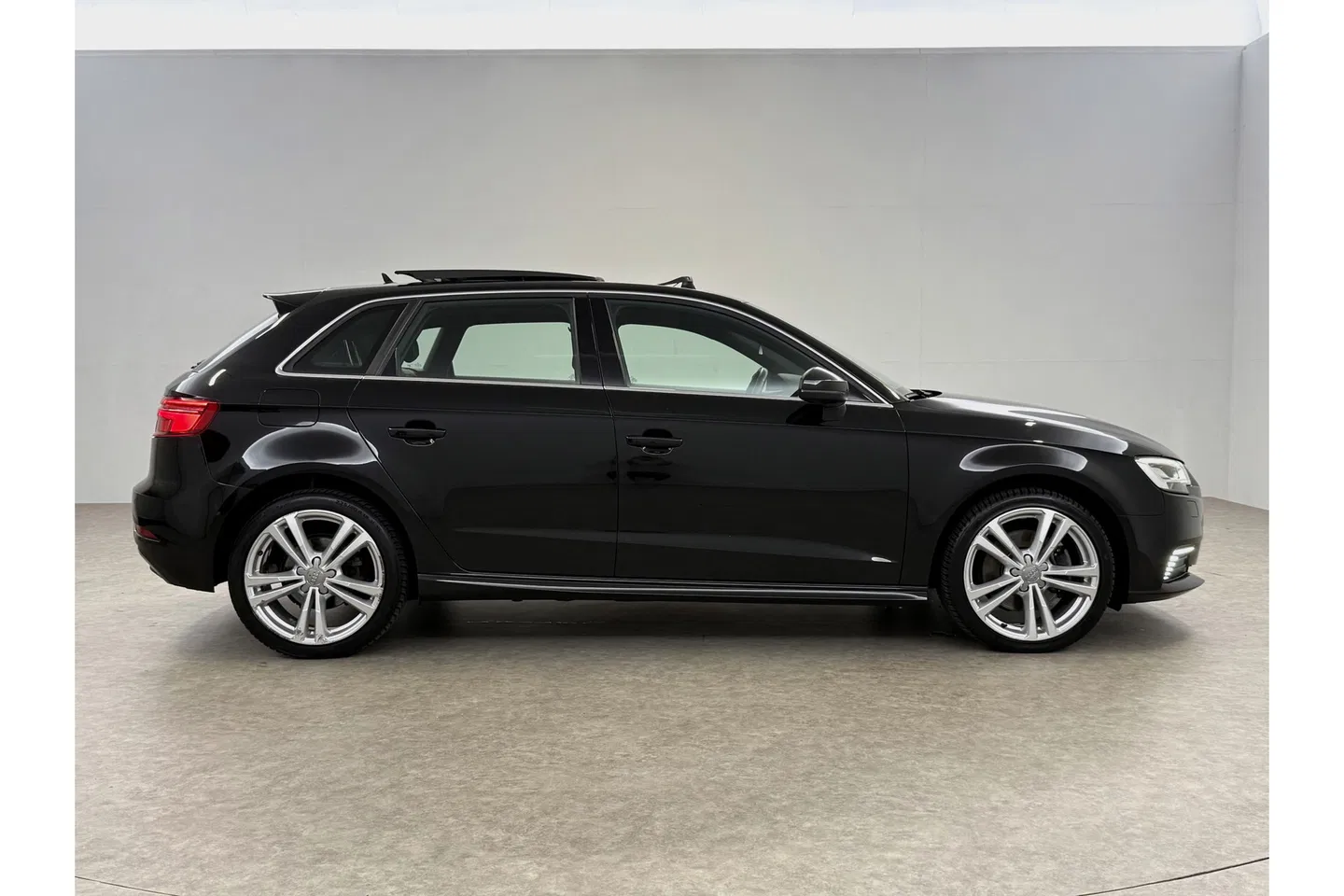 Audi A3 40 e-tron 225PK S-line | Panoramadak | LED | Virtual Cockpit | ACC | Carplay | 18"LMV