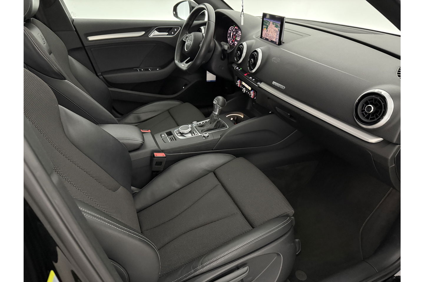 Audi A3 40 e-tron 225PK S-line | Panoramadak | LED | Virtual Cockpit | ACC | Carplay | 18"LMV