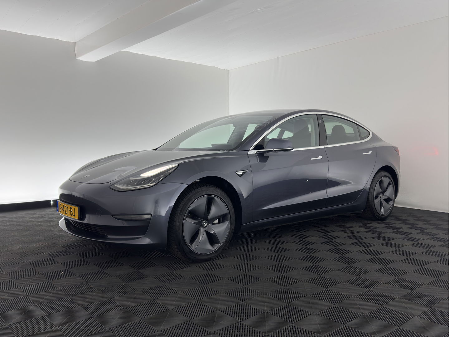 Tesla Model 3 Standard RWD Plus 60 kWh [ 3-Fase ] {SOH-88%} (INCL-BTW) Aut. *PANO | AUTO-PILOT | LUXURY-LEATHER | KEYLESS | FULL-LED | MEMORY-PACK | SURROUND-VIEW | DAB | CARPLAY | DIGI-COCKPIT | LANE-ASSIST | COMFORT-SEATS | 18"ALU*