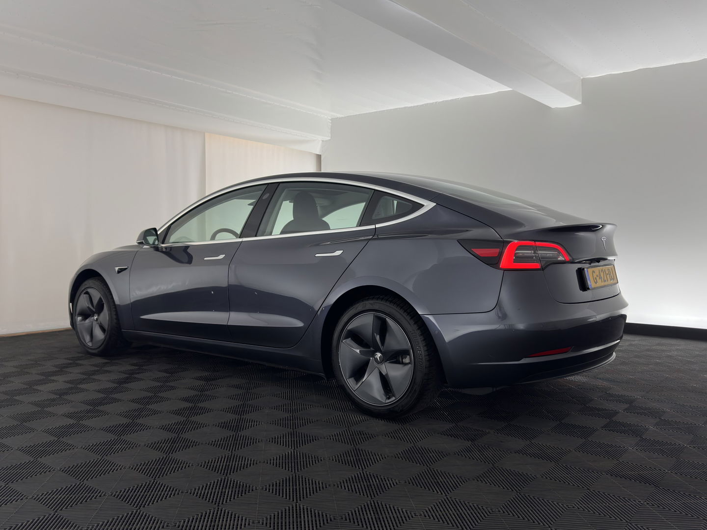 Tesla Model 3 Standard RWD Plus 60 kWh [ 3-Fase ] {SOH-88%} (INCL-BTW) Aut. *PANO | AUTO-PILOT | LUXURY-LEATHER | KEYLESS | FULL-LED | MEMORY-PACK | SURROUND-VIEW | DAB | CARPLAY | DIGI-COCKPIT | LANE-ASSIST | COMFORT-SEATS | 18"ALU*