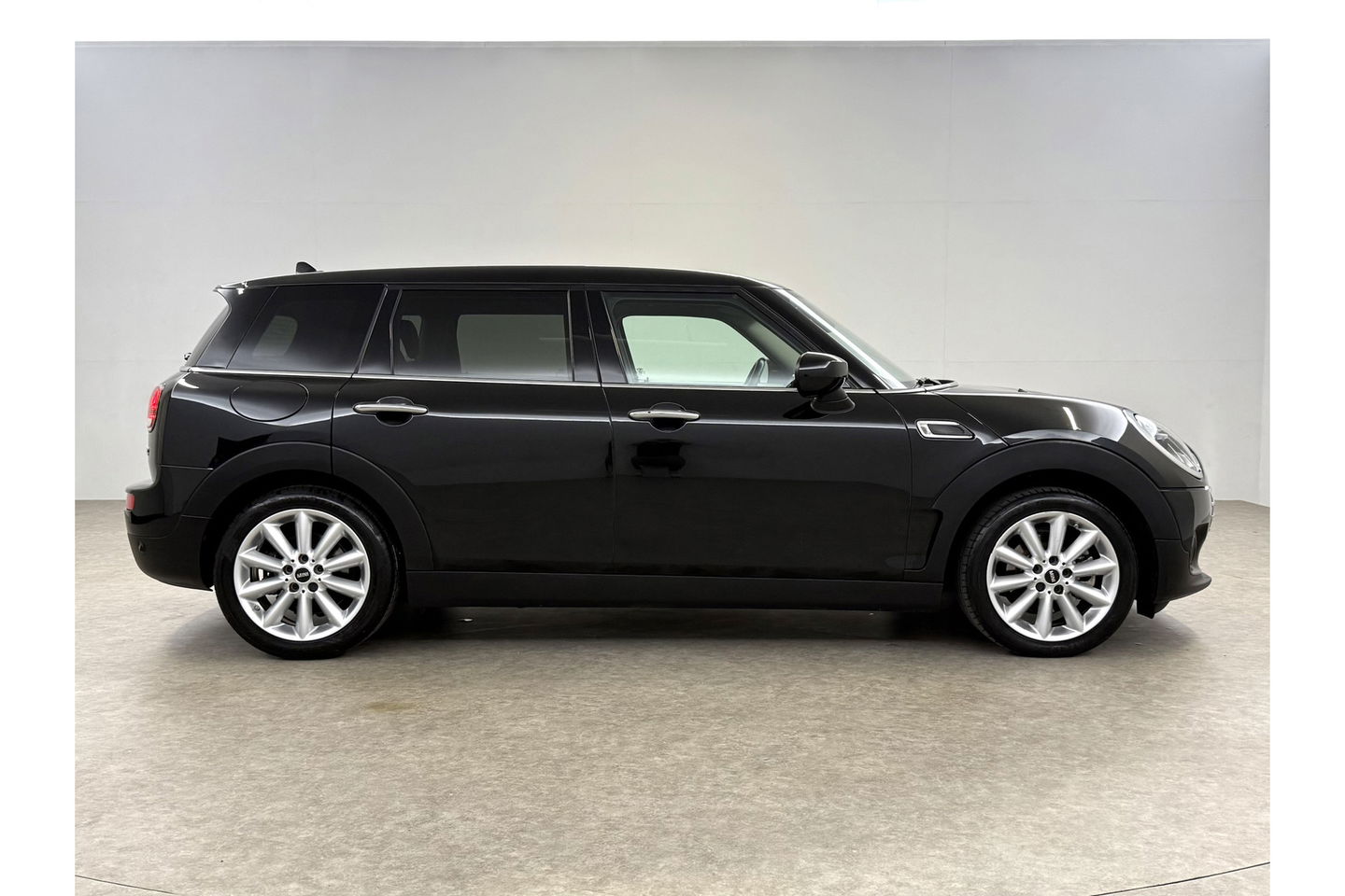 MINI Clubman 1.5 Cooper Classic | Camera | Sfeerverlichting | Virtual Cockpit | LED | Carplay | Navigatie | Leder