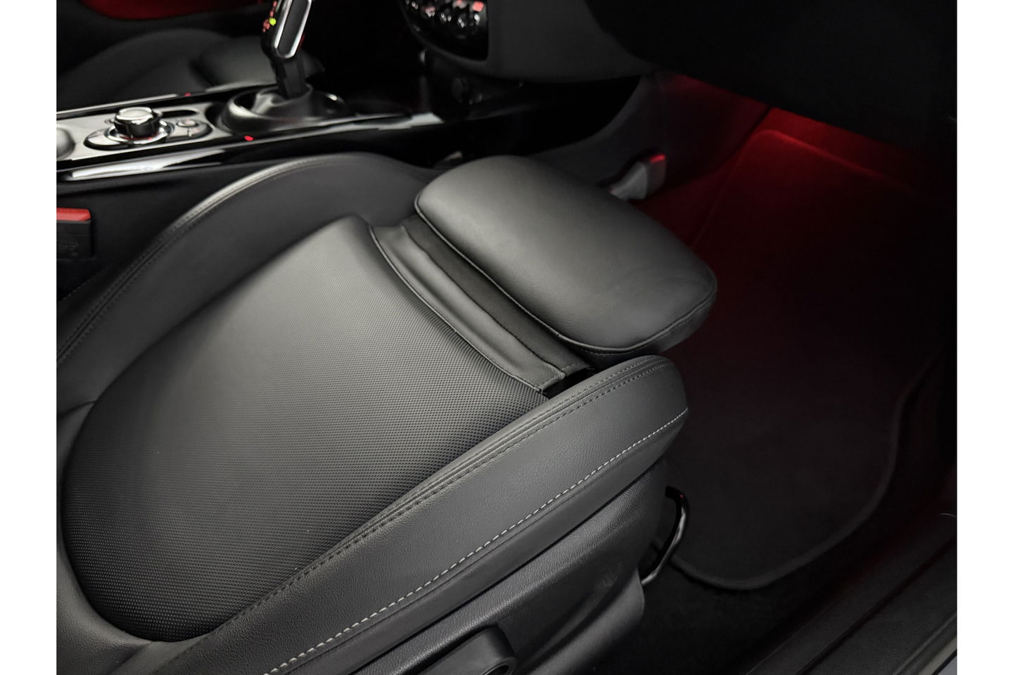 MINI Clubman 1.5 Cooper Classic | Camera | Sfeerverlichting | Virtual Cockpit | LED | Carplay | Navigatie | Leder