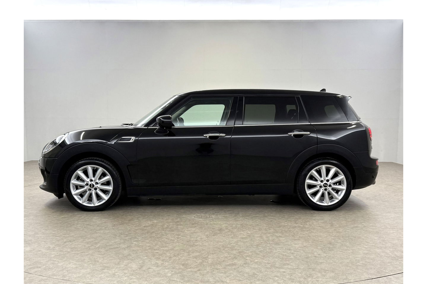 MINI Clubman 1.5 Cooper Classic | Camera | Sfeerverlichting | Virtual Cockpit | LED | Carplay | Navigatie | Leder