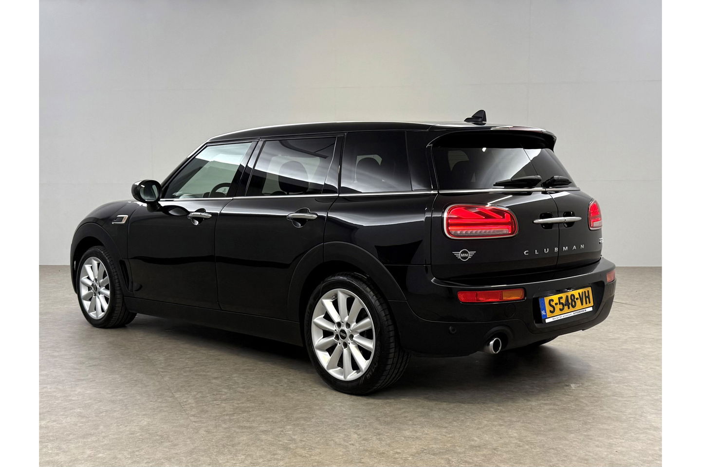 MINI Clubman 1.5 Cooper Classic | Camera | Sfeerverlichting | Virtual Cockpit | LED | Carplay | Navigatie | Leder