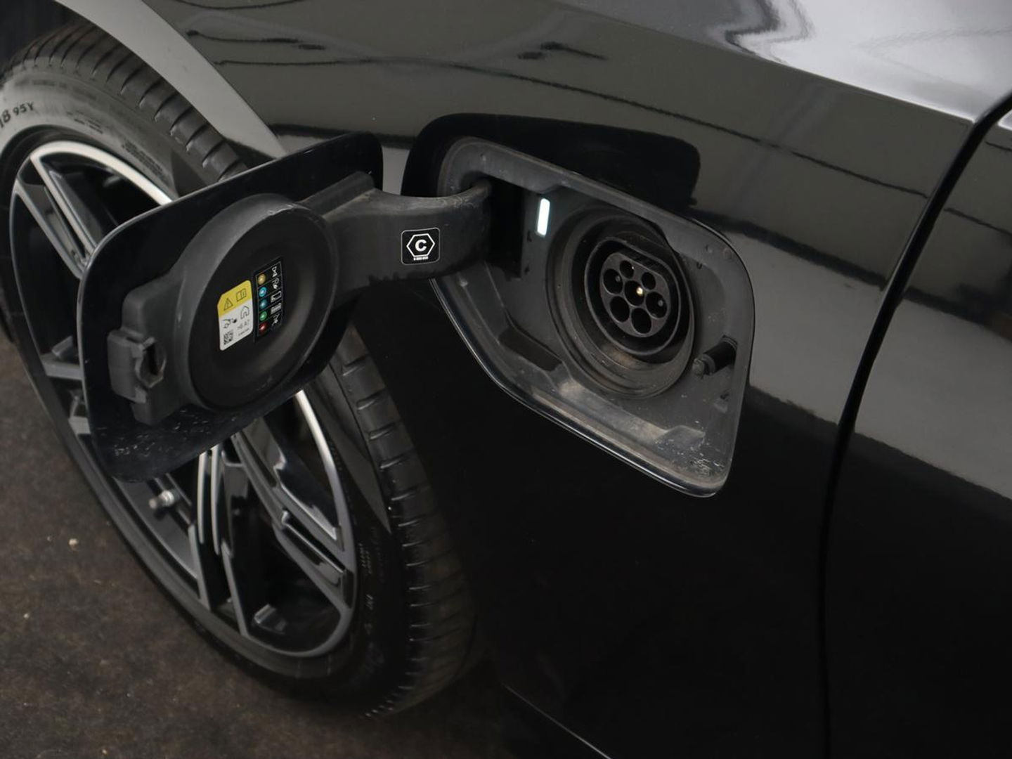 BMW 3-serie 330e M Sport | Leder | Trekhaak | Stoel & stuurverwarming | Carplay | Sportstoelen | Navigatie | Full LED | Park Assist | Live Cockpit | PHEV | Plug In