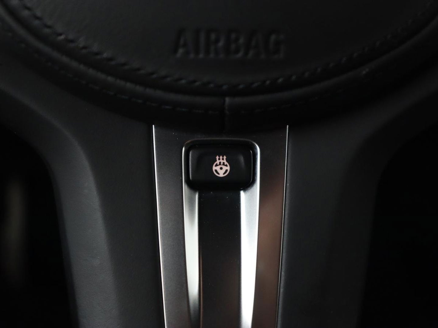 BMW 3-serie 330e M Sport | Leder | Trekhaak | Stoel & stuurverwarming | Carplay | Sportstoelen | Navigatie | Full LED | Park Assist | Live Cockpit | PHEV | Plug In