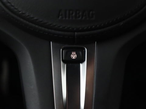 BMW 3-serie 330e M Sport | Leder | Trekhaak | Stoel & stuurverwarming | Carplay | Sportstoelen | Navigatie | Full LED | Park Assist | Live Cockpit | PHEV | Plug In