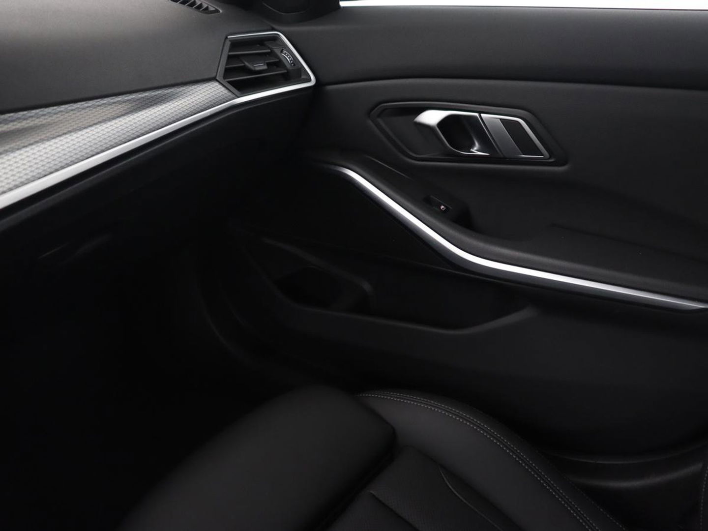 BMW 3-serie 330e M Sport | Leder | Trekhaak | Stoel & stuurverwarming | Carplay | Sportstoelen | Navigatie | Full LED | Park Assist | Live Cockpit | PHEV | Plug In
