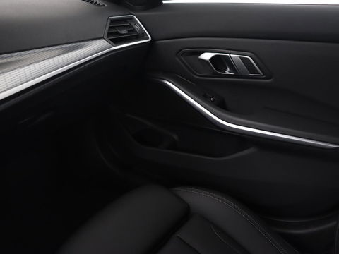 BMW 3-serie 330e M Sport | Leder | Trekhaak | Stoel & stuurverwarming | Carplay | Sportstoelen | Navigatie | Full LED | Park Assist | Live Cockpit | PHEV | Plug In