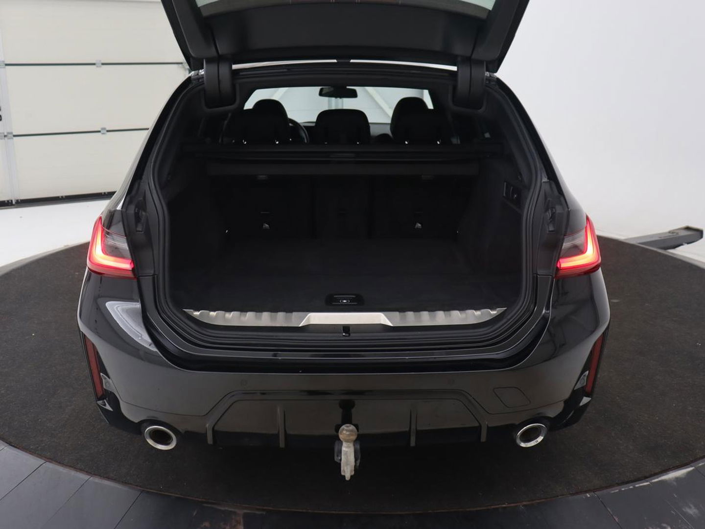 BMW 3-serie 330e M Sport | Leder | Trekhaak | Stoel & stuurverwarming | Carplay | Sportstoelen | Navigatie | Full LED | Park Assist | Live Cockpit | PHEV | Plug In
