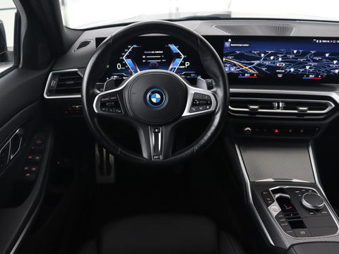 BMW 3-serie 330e M Sport | Leder | Trekhaak | Stoel & stuurverwarming | Carplay | Sportstoelen | Navigatie | Full LED | Park Assist | Live Cockpit | PHEV | Plug In