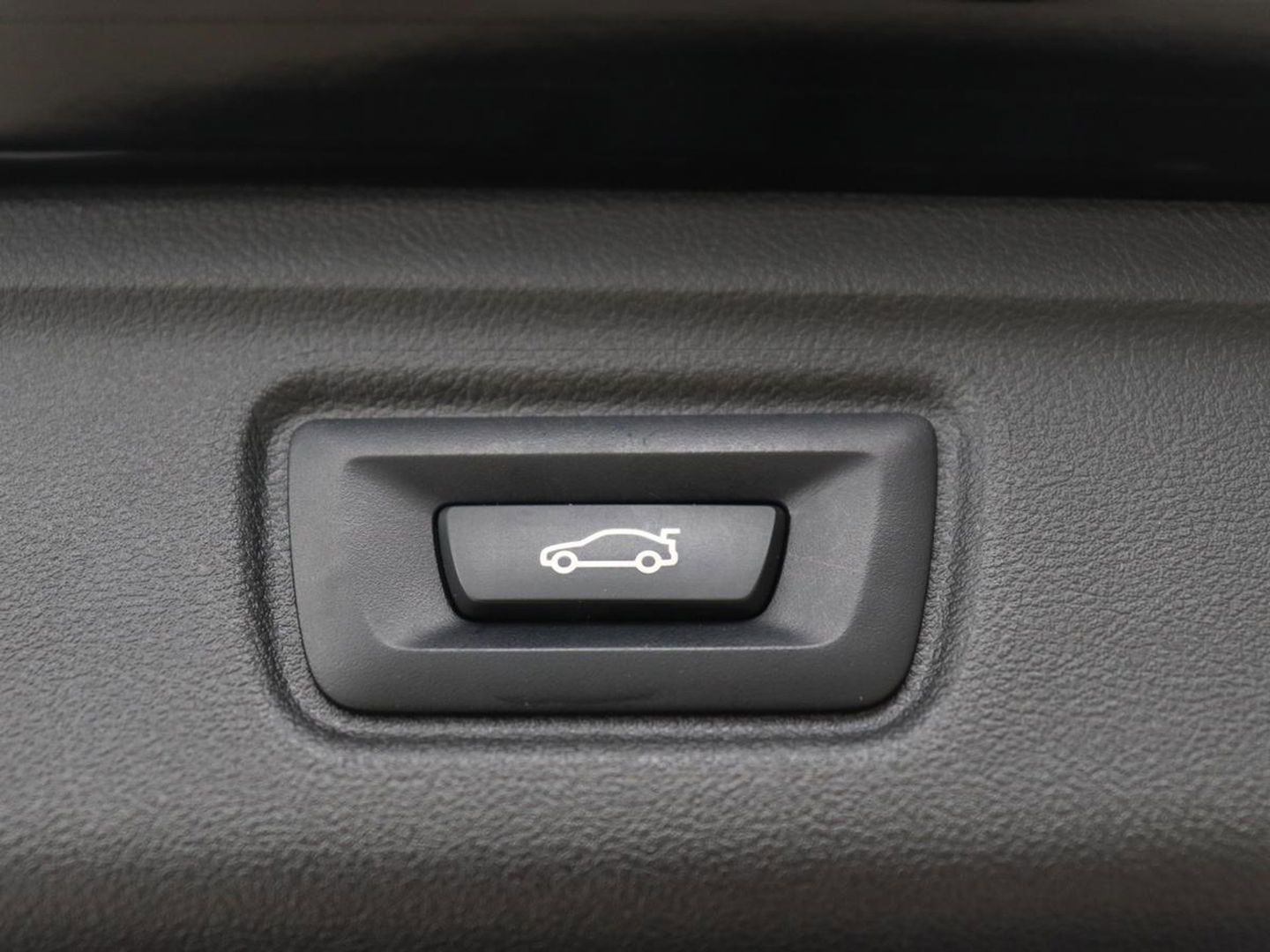 BMW 3-serie 330e M Sport | Leder | Trekhaak | Stoel & stuurverwarming | Carplay | Sportstoelen | Navigatie | Full LED | Park Assist | Live Cockpit | PHEV | Plug In