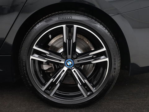 BMW 3-serie 330e M Sport | Leder | Trekhaak | Stoel & stuurverwarming | Carplay | Sportstoelen | Navigatie | Full LED | Park Assist | Live Cockpit | PHEV | Plug In