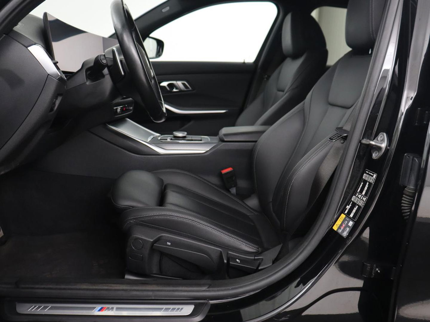 BMW 3-serie 330e M Sport | Leder | Trekhaak | Stoel & stuurverwarming | Carplay | Sportstoelen | Navigatie | Full LED | Park Assist | Live Cockpit | PHEV | Plug In