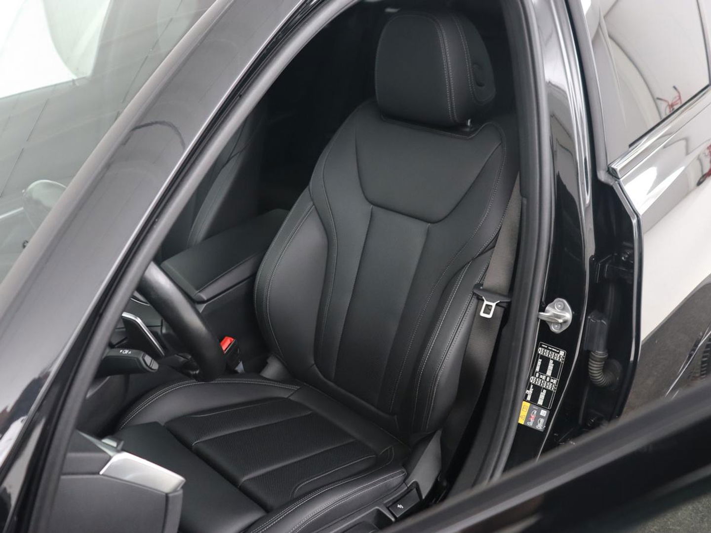 BMW 3-serie 330e M Sport | Leder | Trekhaak | Stoel & stuurverwarming | Carplay | Sportstoelen | Navigatie | Full LED | Park Assist | Live Cockpit | PHEV | Plug In