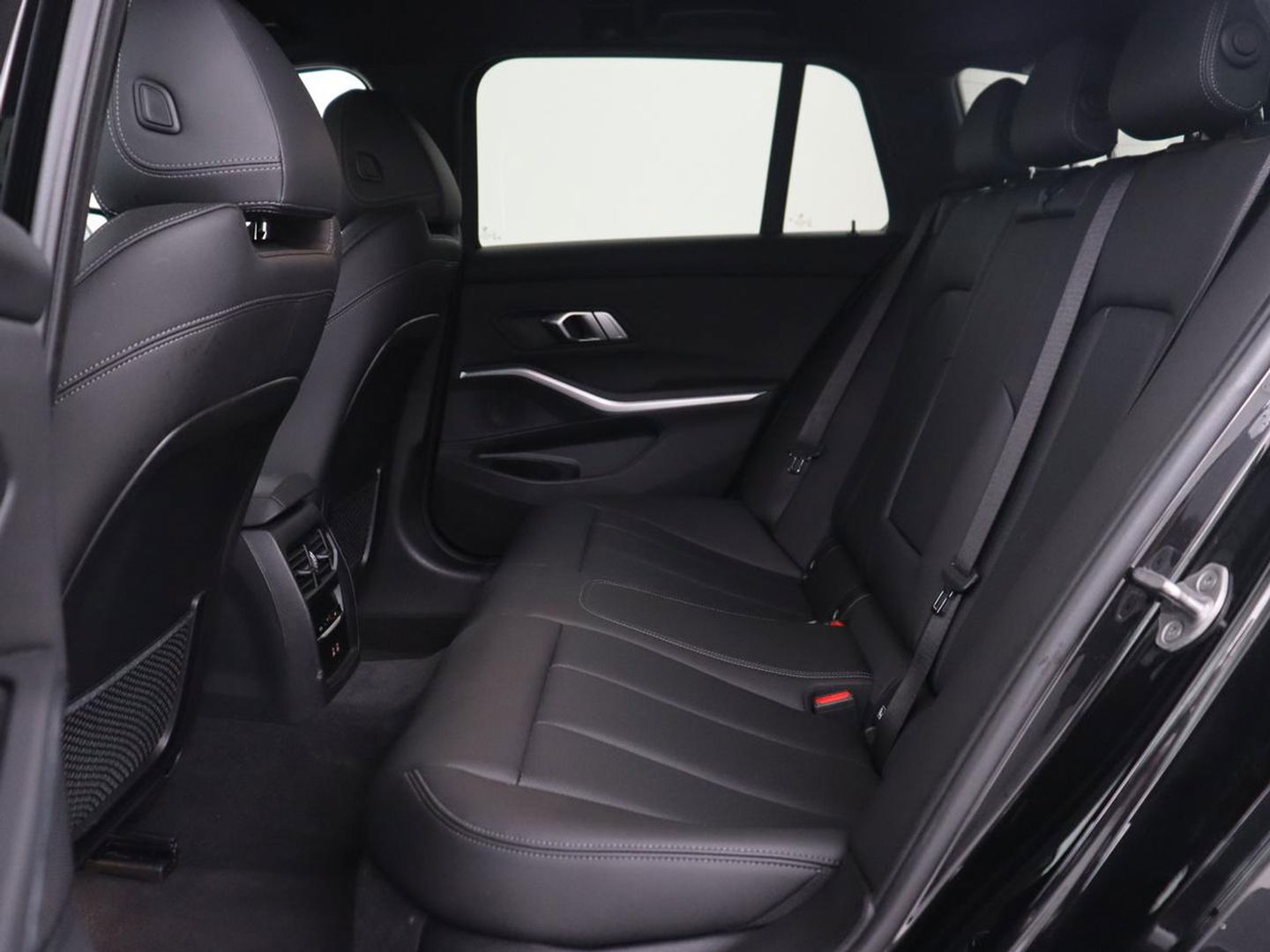 BMW 3-serie 330e M Sport | Leder | Trekhaak | Stoel & stuurverwarming | Carplay | Sportstoelen | Navigatie | Full LED | Park Assist | Live Cockpit | PHEV | Plug In