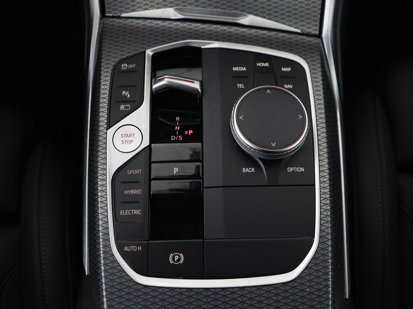 BMW 3-serie 330e M Sport | Leder | Trekhaak | Stoel & stuurverwarming | Carplay | Sportstoelen | Navigatie | Full LED | Park Assist | Live Cockpit | PHEV | Plug In