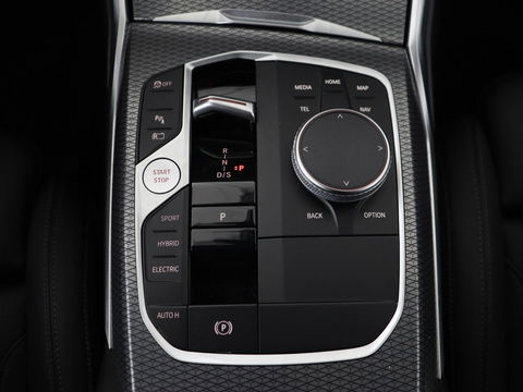 BMW 3-serie 330e M Sport | Leder | Trekhaak | Stoel & stuurverwarming | Carplay | Sportstoelen | Navigatie | Full LED | Park Assist | Live Cockpit | PHEV | Plug In