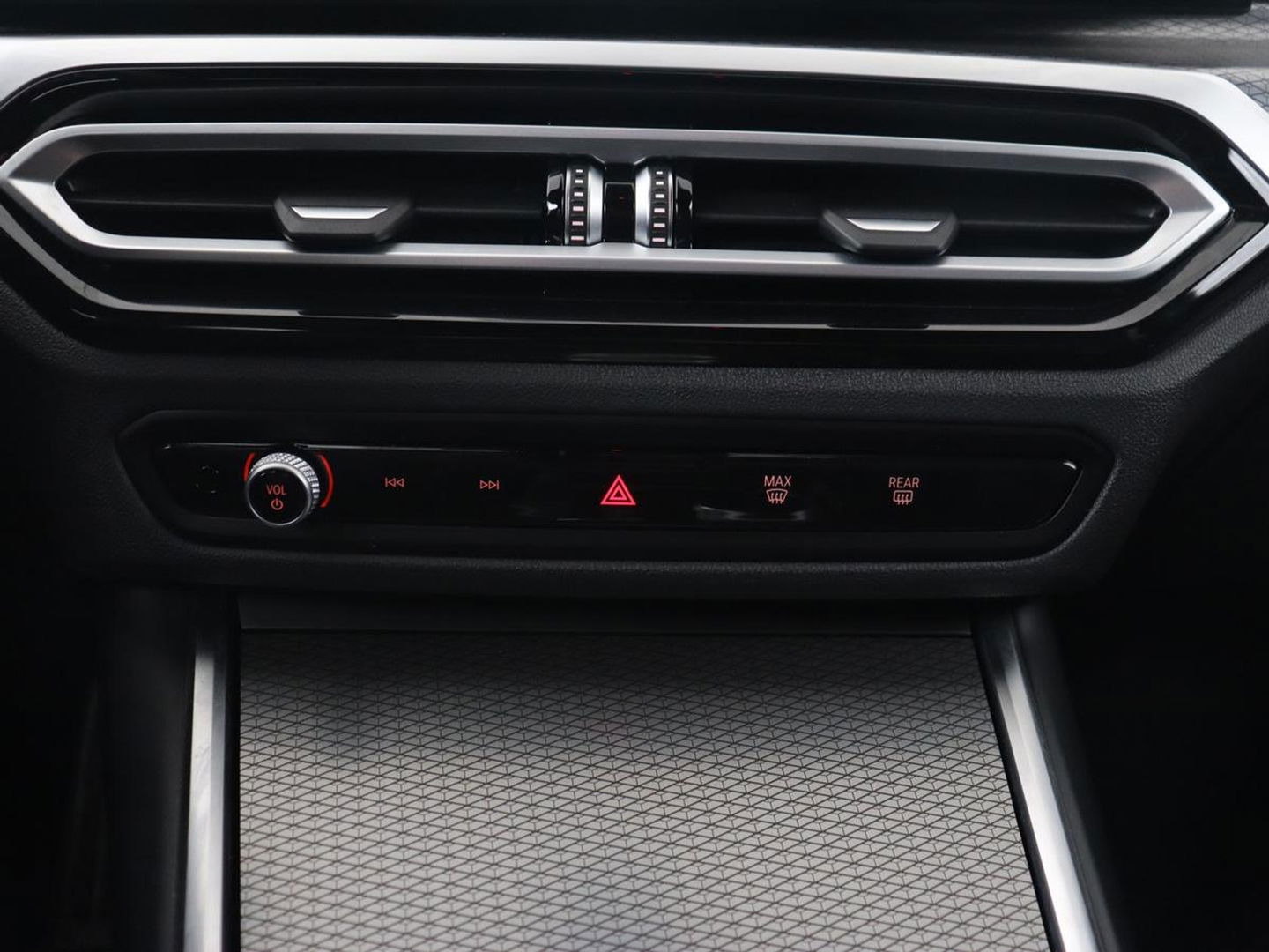 BMW 3-serie 330e M Sport | Leder | Trekhaak | Stoel & stuurverwarming | Carplay | Sportstoelen | Navigatie | Full LED | Park Assist | Live Cockpit | PHEV | Plug In