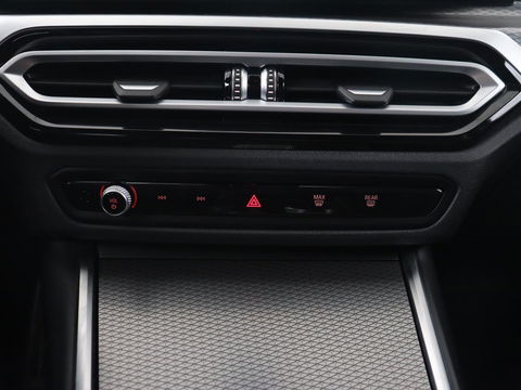 BMW 3-serie 330e M Sport | Leder | Trekhaak | Stoel & stuurverwarming | Carplay | Sportstoelen | Navigatie | Full LED | Park Assist | Live Cockpit | PHEV | Plug In