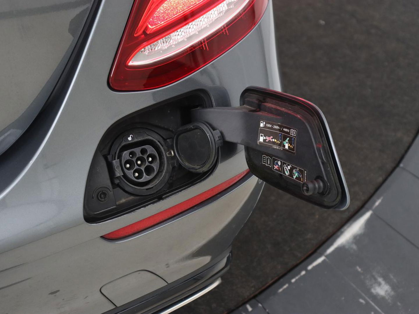 Mercedes-Benz E-Klasse 300e Avantgarde | Adaptive cruise | Leder | Stoelverwarming | Widescreen | Carplay | Sfeerverlichting | Navigatie | Camera | Park Assist | PHEV | Plug In