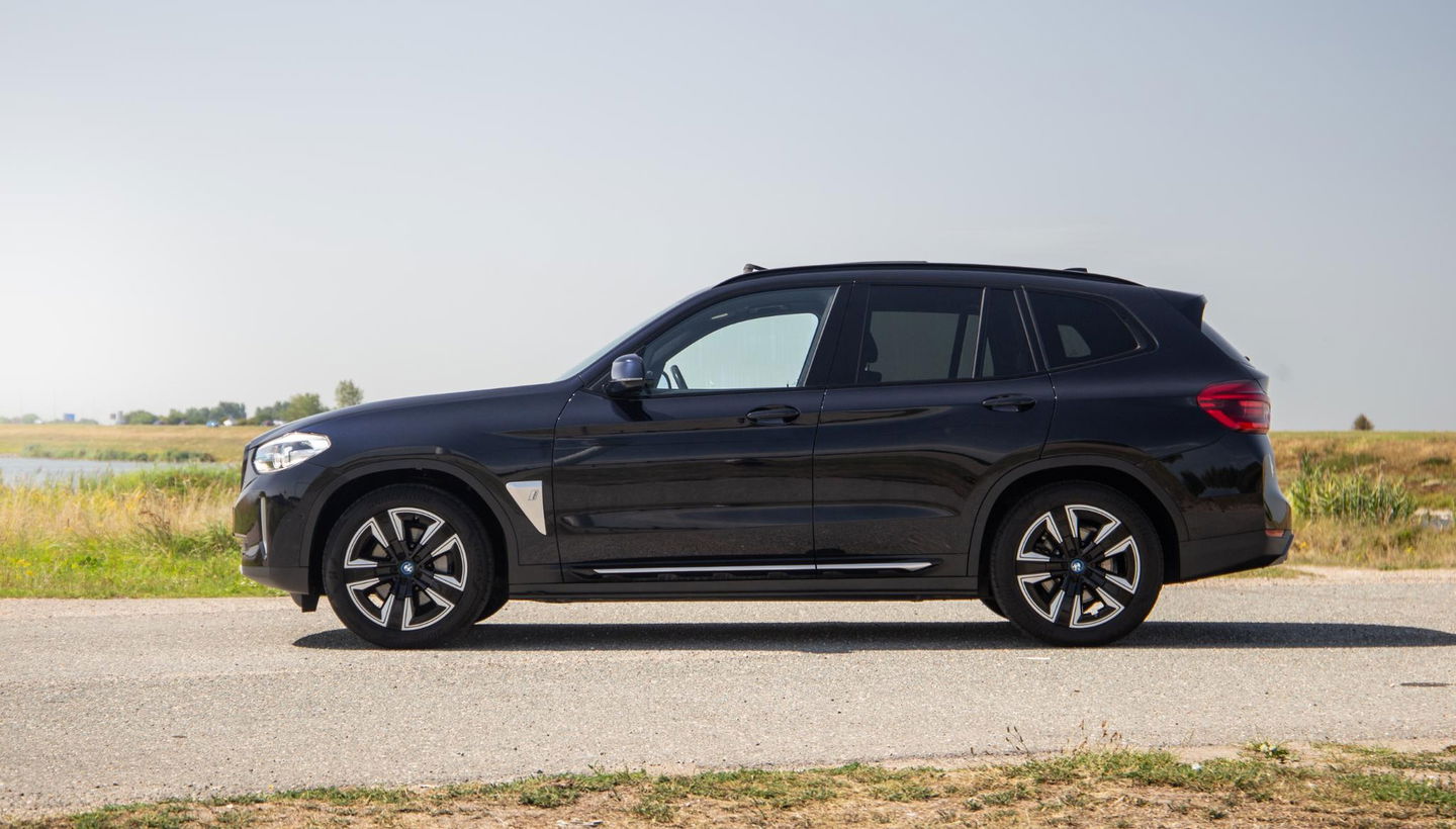 BMW iX3 High Executive 80 kWh PANORAMADAK / CARPLAY / BRUIN LEER / NAVI