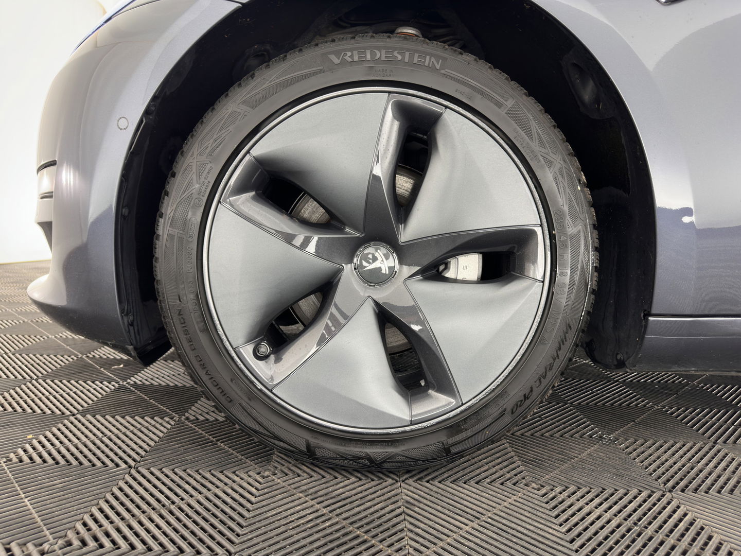 Tesla Model 3 Standard RWD Plus 60 kWh [ 3-Fase ] {SOH-88%} (INCL-BTW) Aut. *PANO | AUTO-PILOT | LUXURY-LEATHER | KEYLESS | FULL-LED | MEMORY-PACK | SURROUND-VIEW | DAB | CARPLAY | DIGI-COCKPIT | LANE-ASSIST | COMFORT-SEATS | 18"ALU*