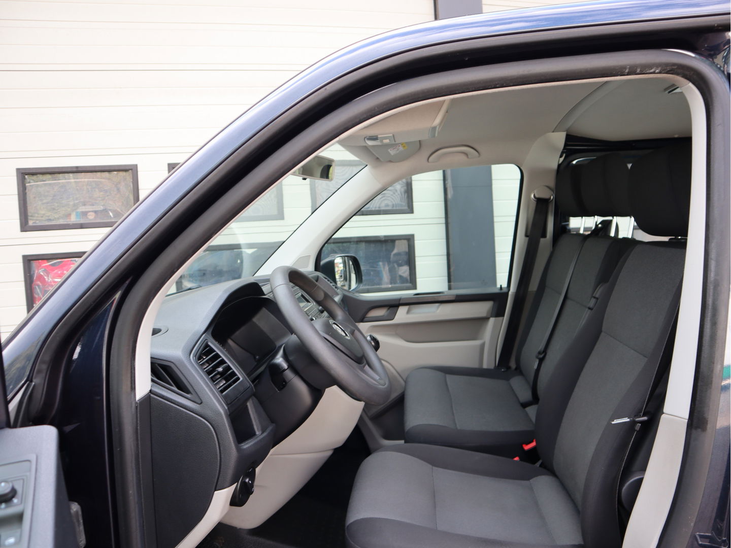 Volkswagen Transporter 2.0 TDI 85 pk Euro 6 - L1H1 - DC 6 Pers. - Airco