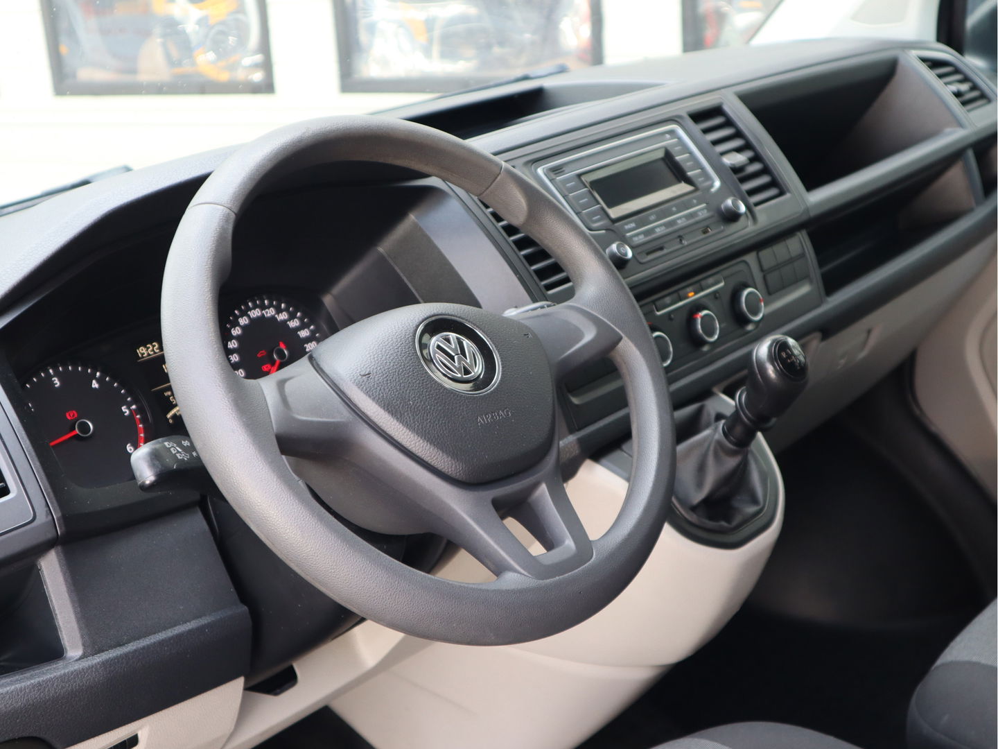 Volkswagen Transporter 2.0 TDI 85 pk Euro 6 - L1H1 - DC 6 Pers. - Airco